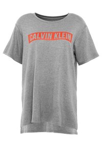Szara bawełniana koszulka z krótkim rękawem i luźnym krojem, z czerwonym logo "CALVIN KLEIN" na piersi. Miękka tekstura.