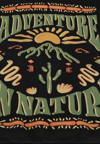 Schwarzer Stoff mit bunten Grafiken; großer Text sagt "ABENTEUER IN DER NATUR" neben Motiven von Bergen, Sonne, Schlangen und Kakteen.