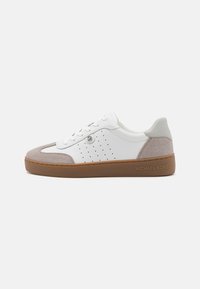 Sneaker bianca in pelle con accenti in suede grigio, design perforato, punta rotonda, suola piatta in gomma marrone e logo in rilievo sul lato.