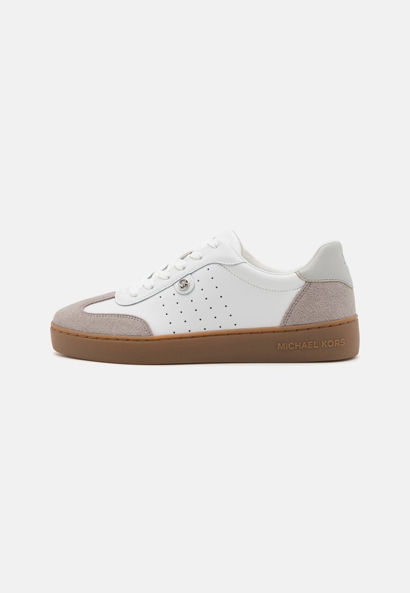 Sneaker bianca in pelle con accenti in suede grigio, design perforato, punta rotonda, suola piatta in gomma marrone e logo in rilievo sul lato.