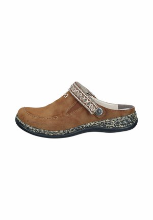 Braune Wildleder-Clog mit einer flachen schwarzen Sohle, dekorativem gemustertem Riemen und gesteppten Akzenten; die Seitenansicht betont ihr abgerundetes Design der Zehen.