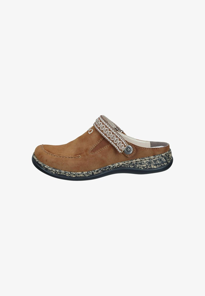 Braune Wildleder-Clog mit einer flachen schwarzen Sohle, dekorativem gemustertem Riemen und gesteppten Akzenten; die Seitenansicht betont ihr abgerundetes Design der Zehen.