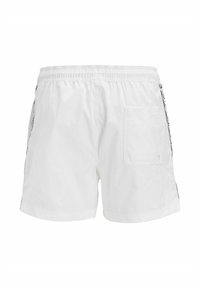 Witte zwembroek met elastische tailleband, zijzakken en een enkele achterzak. Zwarte zijaccenten voegen detail toe aan het eenvoudige ontwerp.