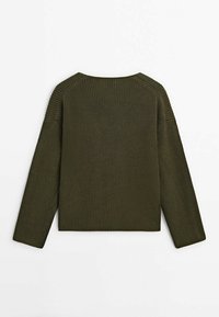 Maglione a maniche lunghe di colore verde scuro, lavorato a maglia, con scollatura rotonda e polsini a costine, mostrato da dietro su uno sfondo bianco.