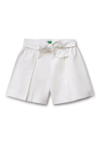 Pantalones cortos plisados blancos con un cinturón de lazo, hechos de una tela ligera. Presentan una textura suave y un diseño de pierna recta.