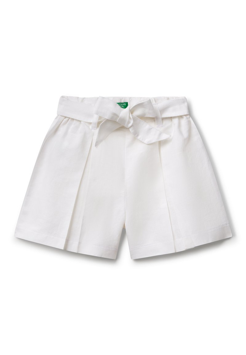 Pantalones cortos plisados blancos con un cinturón de lazo, hechos de una tela ligera. Presentan una textura suave y un diseño de pierna recta.