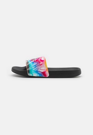 Czarna sandałka na platformie z szerokim paskiem ozdobionym jaskrawym, wielokolorowym wzorem tie-dye oraz subtelnym tłoczeniem logo na podeszwie.