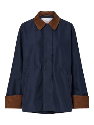 Σκούρο μπλε μπουφάν με καφέ γιακά και μανσέτες από κορντόνι, μακριά μανίκια, μπροστινές τσέπες και κρυφή κούμπωμα με κουμπιά.