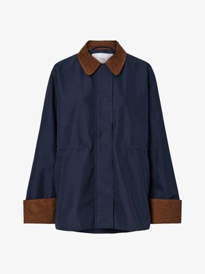 Jakna tamnoplave boje s ovratnikom i manšetama od smeđeg korduroja, dugim rukavima, džepovima sprijeda i skrivenim kopčanjem na dugmad.