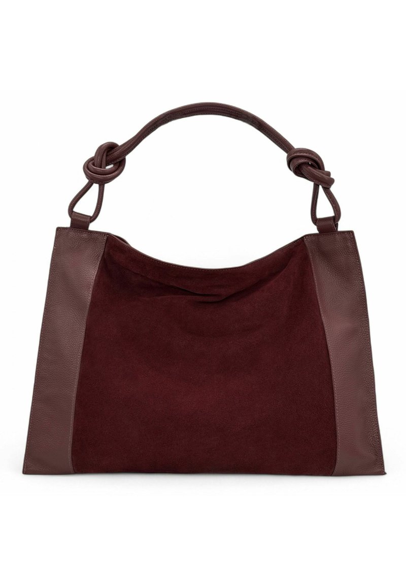 Sac fourre-tout en velours bordeaux avec des accents en cuir marron, doté d'une anse nouée. Texture lisse sur le cuir, texture douce sur le velours.