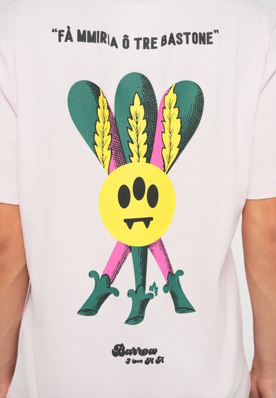 Roze katoenen T-shirt met een graphic van een gele gezicht, groene en roze bladdetails, en de tekst "FÀ MMIRIA Ô TRE BASTONE."