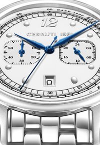 Cerruti 1881 klocka i rostfritt stål med en vit urtavla, blå visare, chronograph subdials, datumfönster och ett polerat metallarmband.