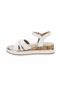 Sandalia de cuero blanco con dos tiras delanteras, tira en el tobillo con hebilla y suela de plataforma con diseño de mapa vintage.