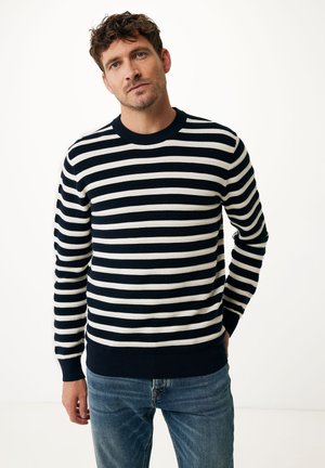 Marineblauw en crème gestreepte trui met lange mouwen, ronde halslijn, ribgebreide mouwen en zoom, gemaakt van een gestructureerde brei-stof. G gedragen met blauwe jeans.