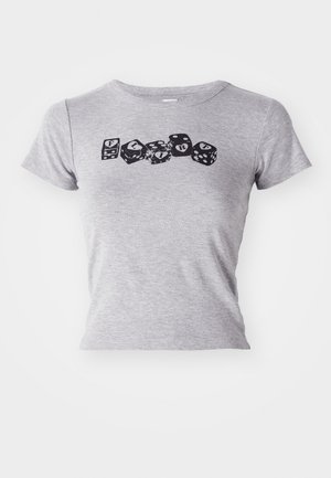 Camiseta de algodão cinza com um design ajustado. Impressão gráfica preta de dados a soletrar "FLIRT" no peito. Mangas curtas e decote redondo.