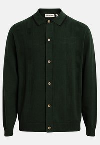 Cardigan en maille vert foncé avec bordure noire sur le col, rayures verticales côtelées, et six boutons beige sur le devant, taille moyenne.