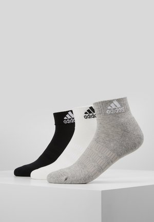 Drei Paar Knöchelsocken: schwarz, weiß und grau, mit gerippten Bündchen und Adidas-Logo. Strukturierte Materialien mit unterschiedlichen Farbmuster.