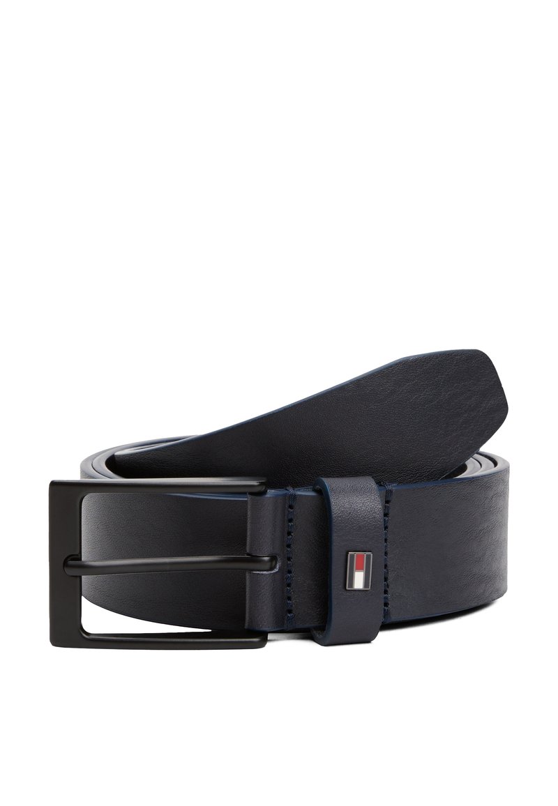 Marineblauer Ledergürtel mit glatter Textur, ausgestattet mit einer schwarzen Metallschnalle und einem markanten Detail in Rot und Weiß nahe der Schnalle.