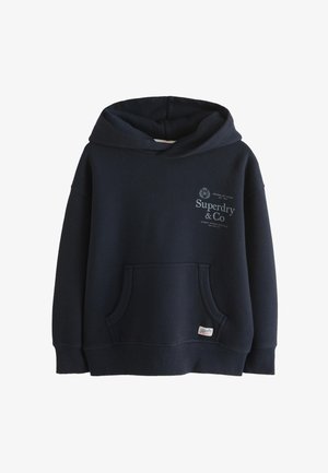Granatowa bluza z kapturem z przednią kieszenią kangurka oraz nadrukowanym logo Superdry & Co na górnej lewej stronie klatki piersiowej.