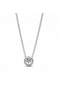 Collana in argento con un pendente rotondo al centro, caratterizzato da una pietra trasparente circondata da piccole pietre trasparenti, creando un design circolare.