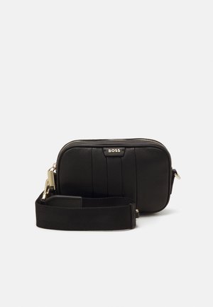 Lille sort læder crossbody taske med gyldent lynlås og justerbar sort stofrem, med BOSS-logo på fronten.