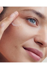 NIVEA FACE HYALURON BOOST - Serum