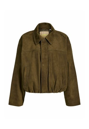 Barna szarvasbőr dzseki gallérral, rejtett elülső záródással, két oldalzsebbel és húzott derékrésszel fehér háttér előtt.