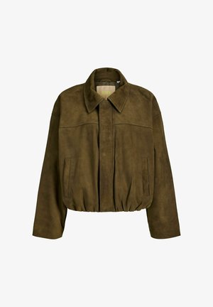 Pruun seemisnahast jakk kraega, peidetud eesmine sulgur, kaks küljetaskut ja kumerdatud vöökoht valgel taustal.