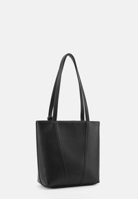 Borsa tote in pelle nera con due spalline, caratterizzata da un design strutturato e sottili cuciture verticali per un effetto di texture.