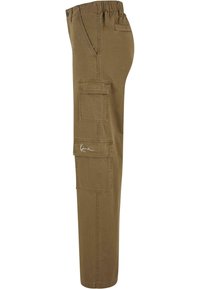 Pantalon cargo marron avec ceinture élastique, poches latérales et fermetures à rabat, avec un logo blanc brodé sur la poche inférieure.