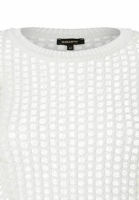 Weißer Strickpullover mit einem offenen Design und kreisförmigen Mustern. Runder Ausschnitt und Etikett sichtbar mit dem Markennamen "MORE & MORE."