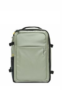 Zaino grigio chiaro realizzato in materiale resistente, con forma rettangolare elegante. Presenta dettagli neri, una tasca frontale e diverse cinghie regolabili.