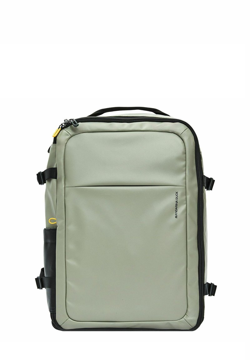 Zaino grigio chiaro realizzato in materiale resistente, con forma rettangolare elegante. Presenta dettagli neri, una tasca frontale e diverse cinghie regolabili.