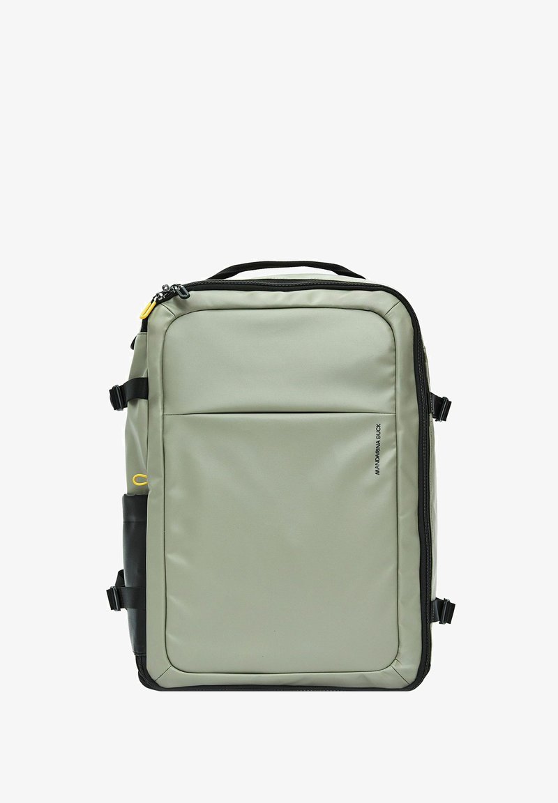 Zaino grigio chiaro realizzato in materiale resistente, con forma rettangolare elegante. Presenta dettagli neri, una tasca frontale e diverse cinghie regolabili.