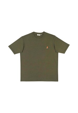 T-shirt uni vert olive à manches courtes avec col rond et petit détail de poche avec un onglet orange et un bouton métallique sur la poitrine.