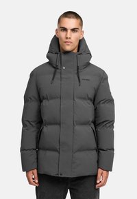 Pilkas pūkinis švarkas su aukštu apykakle, priekiu užsegamas snapais ir vertikaliai siuvinėtu dizainu. Įtrauktas reguliuojamas raištis ir logotipas ant krūtinės.