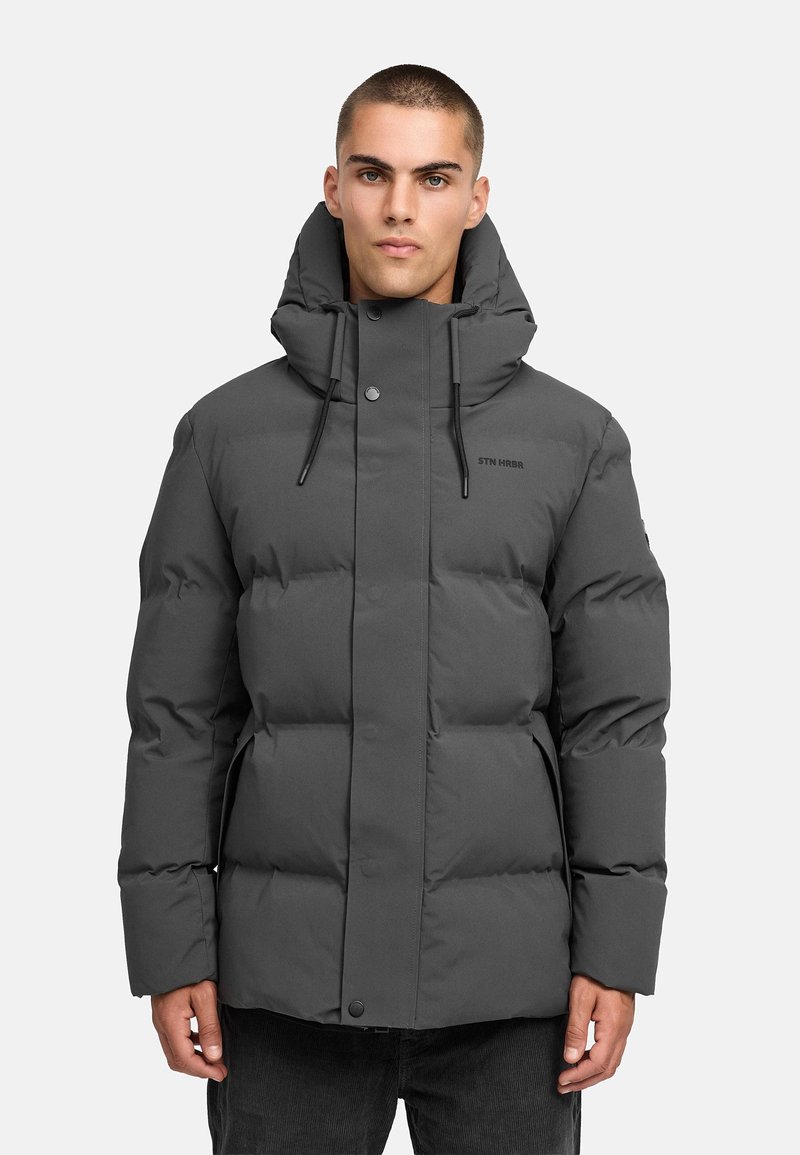 Pilkas pūkinis švarkas su aukštu apykakle, priekiu užsegamas snapais ir vertikaliai siuvinėtu dizainu. Įtrauktas reguliuojamas raištis ir logotipas ant krūtinės.