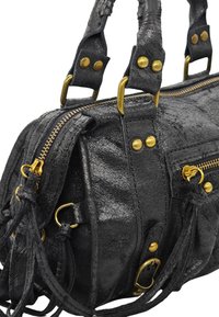 Sac à main en cuir noir avec une finition brillante, doté de quincaillerie en laiton, de deux poignées supérieures et de compartiments zippés.