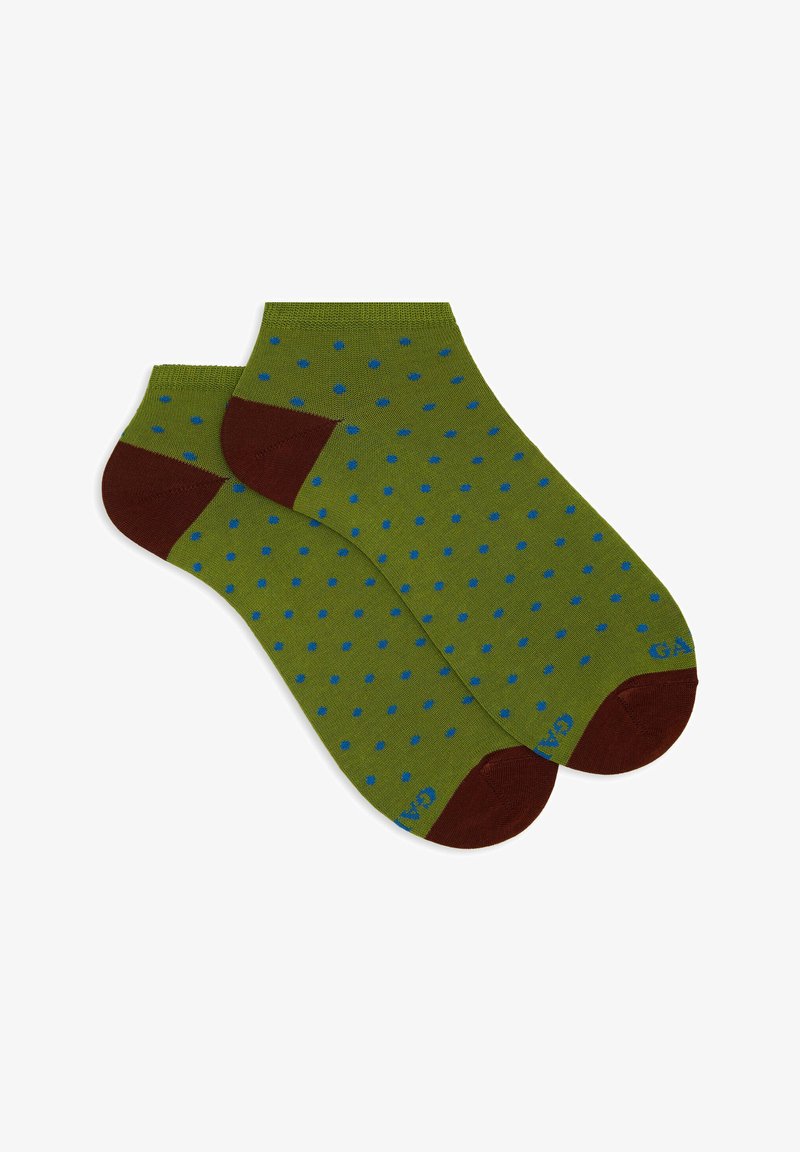 Grüne Socken mit blauen Punkten, braunen Akzenten an Ferse und Zehen, aus weichem Strickmaterial, mit einer abgerundeten Form.