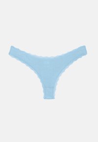 Jasnoniebieskie damskie stringi z koronką, subtelny kwiatowy wzór i faliste krawędzie na jednolitym tle.