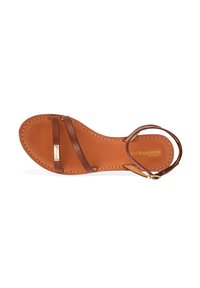 Sandal in pelle marrone con due cinturini sottili e una cinghia alla caviglia con fibbia. Suola liscia con dettagli cuciti e logo impresso all'interno.