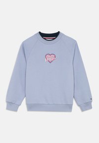 Ανοιχτό μωβ φούτερ με ριμπ μανσέτες και στρίφωμα, με λογότυπο σε σχήμα καρδιάς και το κείμενο "Tommy Hilfiger" στο στήθος.