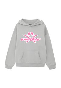 Sudadera con capucha de color gris claro hecha de tela suave, con un bolsillo frontal tipo canguro y un logo prominente de una estrella rosa con el texto "lowlights".