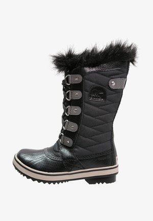 Botte d'hiver haute noire avec tissu matelassé, fermeture à lacets avec œillets en métal, bordure en fausse fourrure et semelle en caoutchouc à profil profond.