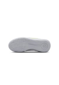 Suela de zapatilla de goma blanca con un patrón de agarre texturizado y un pequeño logo. Presenta un diseño curvado y ligeros acentos de color en el lateral.