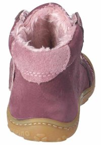 Stivale alla caviglia in suede rosa con fodera pelosa, punta arrotondata e suola in gomma. Presenta una singola cinghia con chiusura in velcro sul lato.