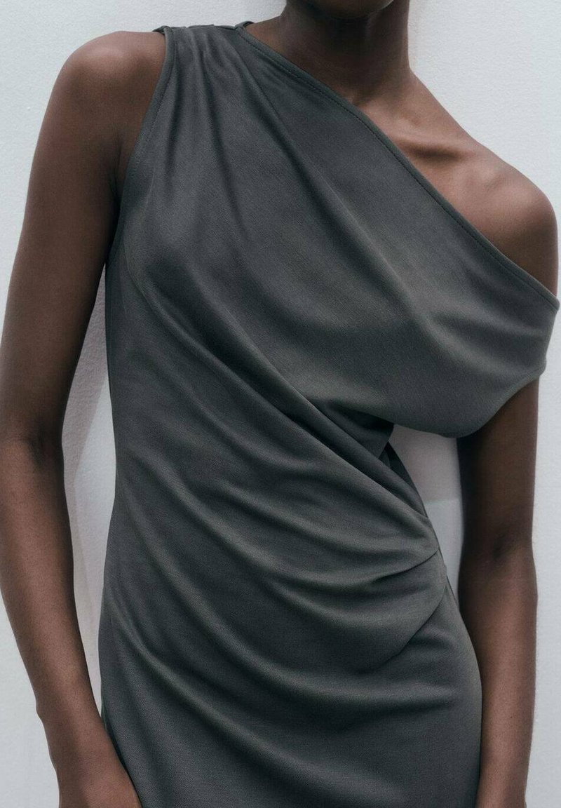 asymmetric off the shoulder sheath dress Velvet Off The Shoulder Sheath 14 / Noir/Noir