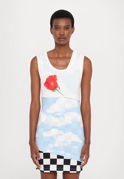 Ärmelloses Kleid mit weißem Oberteil und rosem Blumenmuster, Rock mit blauem Wolkenmuster und einem schwarz-weißen karierten Saum.