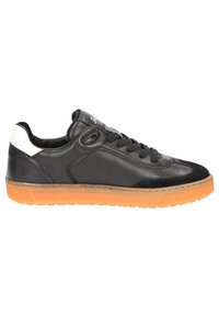 Schwarze Ledersneaker mit glatter Oberfläche, orangefarbener Gummisohle und schwarzem Wildleder-Zehenbereich; ausgestattet mit schwarzen Schnürsenkeln und weißem Akzent an der Ferse.