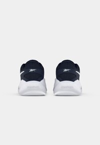 Pantofi sport de culoare bleumarin, cu un superior din plasă, accente albe, călcâi curbat și o talpă albă texturată cu marca "Reebok".